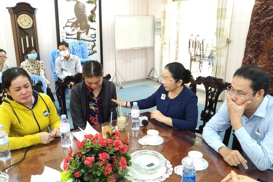 Vice Secretary of the Ho Chi Minh City Party Committee Vo Thi Dung shares the loss with bereaved relatives (Photo: SGGP)