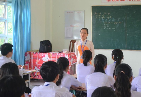 teacher Huynh Son Ca of Vo Thi Hong Senior High School is giving lesson (Photo: SGGP)