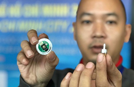 Pressure sensor equipment to calculate water levels – a product of the IC industry in HCMC (Photo: SGGP)