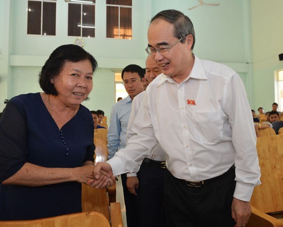 Mr. Nhan shakes hand with a voter (PHoto: SGGP)