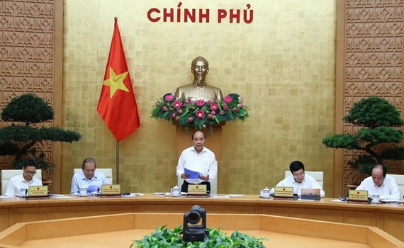 Prime Minister Nguyen Xuan Phuc speaks at the meeting with Government's permanent members (Photo: VNA)