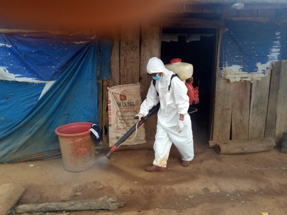 Disinfectants were sprayed in the areas where outbreak of diphtheria occurred and famileis with children (Photo: SGGP)