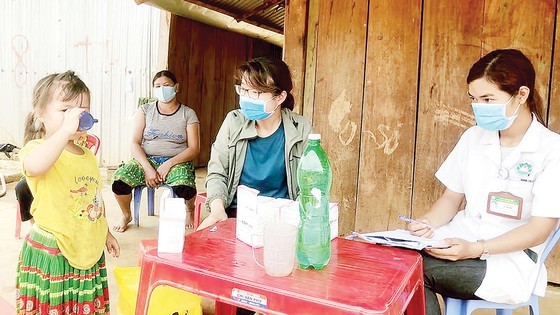 Locals are given drugs against diphtheria (Photo: SGGP)