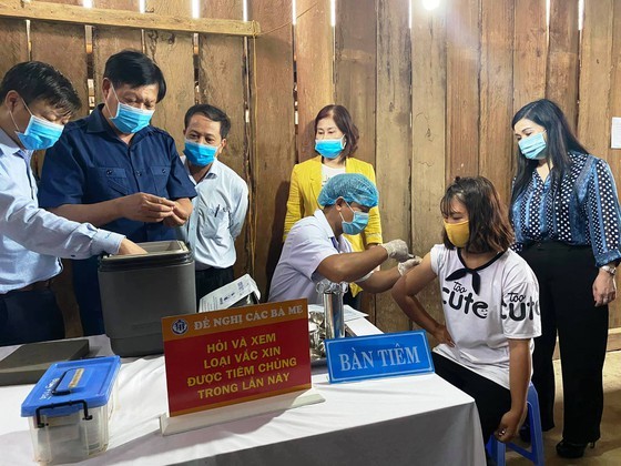 Deputy Health Minister Do Xuan Tuyen examines a vaccination center (Photo: SGGP)