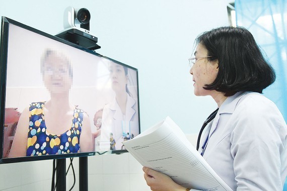 A doctor at Go vap Hospital is providing online consultation to an elderly patient (Photo: SGGP)