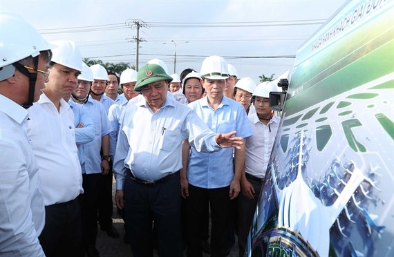 Prime Minister Nguyen Xuan Phuc inspects infrastructure construction at Loc An-Binh Son resettlement area. —VNA/VNS Photo