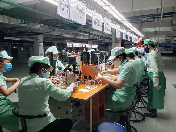 Workers in a firm in an industrial park  (Photo: SGGP)