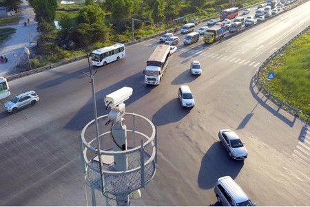 The traffic camera system to regulate traffic volume at one intersection in Binh Chanh District. (Photo: SGGP)