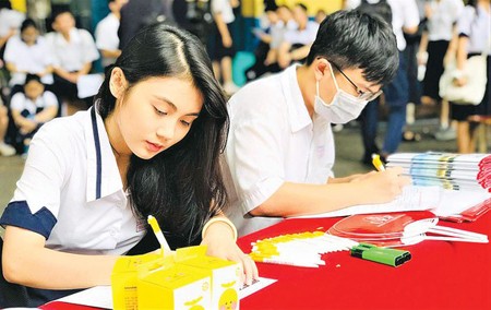 Candidates registered for HCMC University of Economics and Finance using their academic report. (Photo: SGGP)