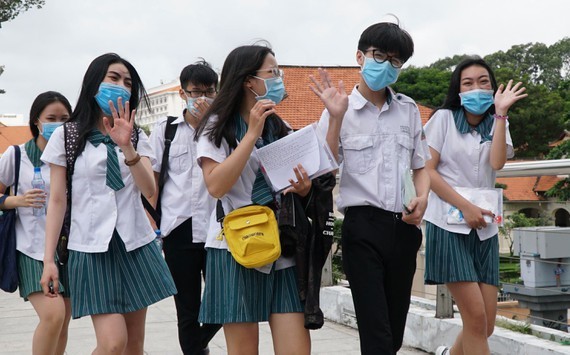 Students in HCMC are happy after the national high school exam (Photo: SGGP)
