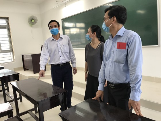 Inspectors visit Nguyen Van Thoai School to check preparation works for the new school year  (Photo: SGGP) 
