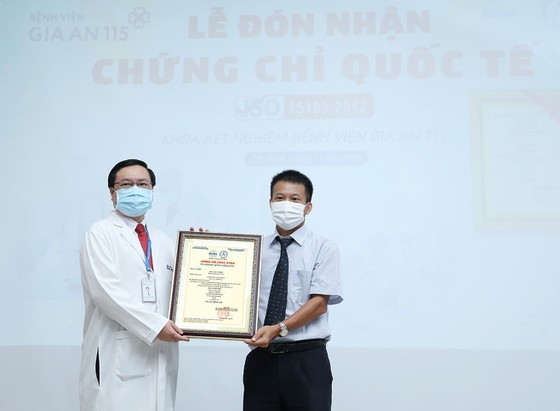 Vu Xuan Thuy - Director of Bureau of Accreditation gives the certification of ISO 15189: 2012 certification to the hospital representative (Photo: SGGP)