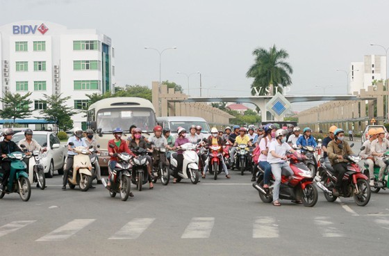Migrant workers return home after work (Photo: SGGP)