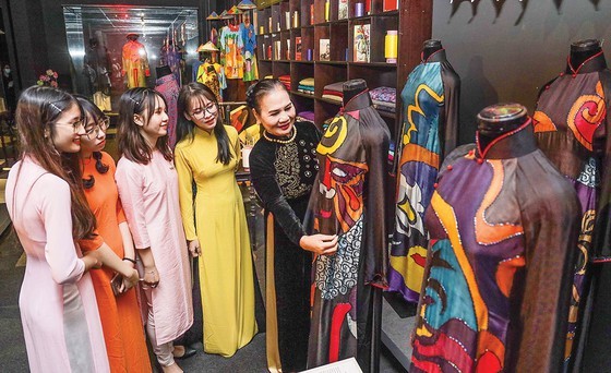 People pay visit to Ao Dai Museum (Photo: SGGP)