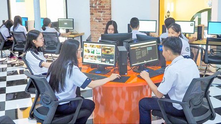 Students of Tran Dai Nghia School are accessing the school’s materials on the Internet. (Photo: SGGP)