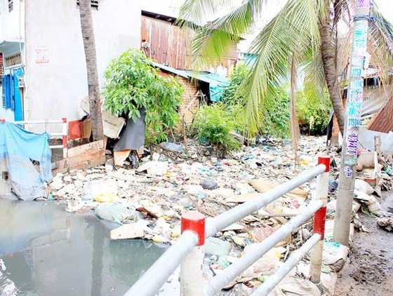 City canals and rivers are seriously polluted with litters (Photo: SGGP)