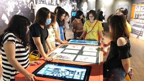 Visitors are excited with interactive touchscreen. Museums apply digital technologies to attract visitors (Photo: SGGP)