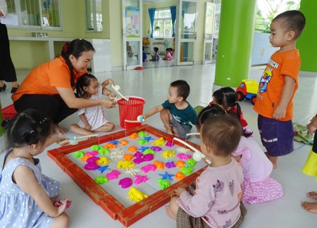 Pupils in 2/9 Kindergarten (sited in Hoc Mon District of HCMC) are taking part in a lesson.