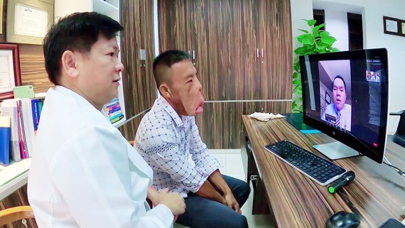 Dr. Nguyen Phan Tu Dung  and patient Le Van Men (Photo: SGGP)