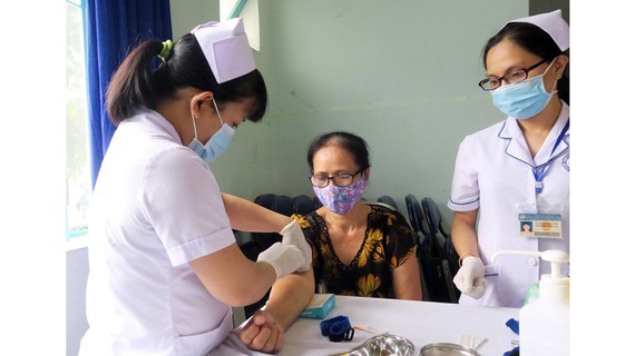 Nurses take blood for tests at  Ho Chi Minh City Hospital for Rehabilitation - Professional Diseases (Photo: SGGP)