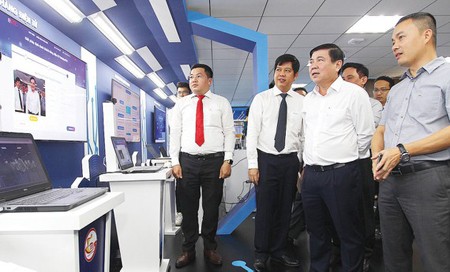 Chairman of HCMC People’s Committee Nguyen Thanh Phong (R, 2nd) paid a visit to the space for innovation and experiment of digital transformation on November 9 (Photo: SGGP)