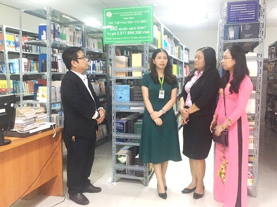Visitors tour a library where keeps scientist Han's donated books (Photo: SGGP)