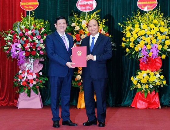 PM Nguyen Xuan Phuc congratulates newly appointed Health Minister Nguyen Thanh Long (Photo: SGGP)