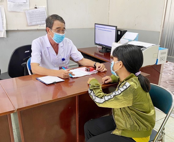 Dr. Huynh Thanh Hien is talking to a woman with mental health disorder (Photo: SGGP)