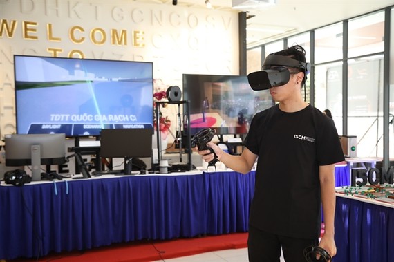 A visitor at an exhibition area displaying science and technology products held as part of Techfest Southeast Region 2020 in HCMC (Photo:  Photo courtesy of the University of Economics of HCMC)