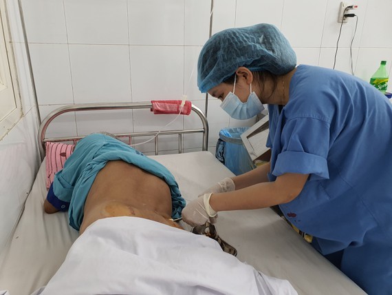 A doctor is treating a ptient infected with melioidosis (Photo: SGGP)