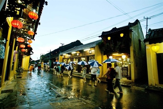 Tourists walk through the Old Quarter of Hoi An at night (Photo courtesy of Hoi An Culture and Sports Centre)