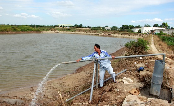 People use water  pumped from a well  (Photo: SGGP)