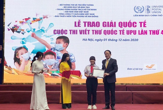 Deputy Minister of Information and Communications Pham Anh Tuan  gives prize to Phan Hoang Phuong Nhi (Photo: SGGP)