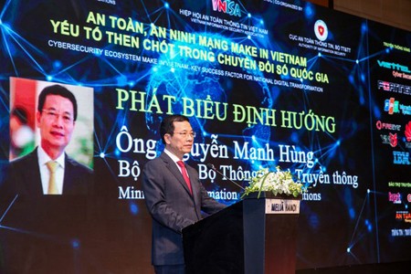 Minister of Information and Communications Nguyen Manh Hung is delivering his speech in the event. (Photo: VGP)