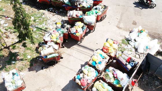 At a garbage transfer station in District 8 (Photo: SGGP) 