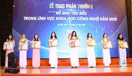 The winning female students in the awards ceremony. (Photo: vnuhcm)