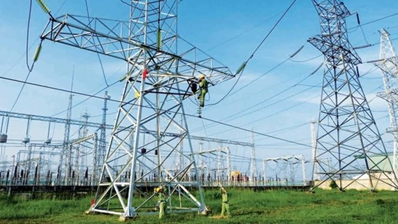 Workers from Power Trans 4 Company perform maintenance duties on power grids in central Vietnnam. (Source: EVN)