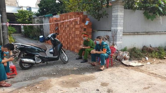 Health authority places lockdown in the residence of the man who illegally enters Vietnam with a Covid-19 patient (Photo: SGGP)