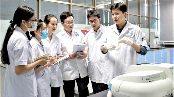 Nguyen Hoang Chinh and his colleagues (Photo: SGGP)