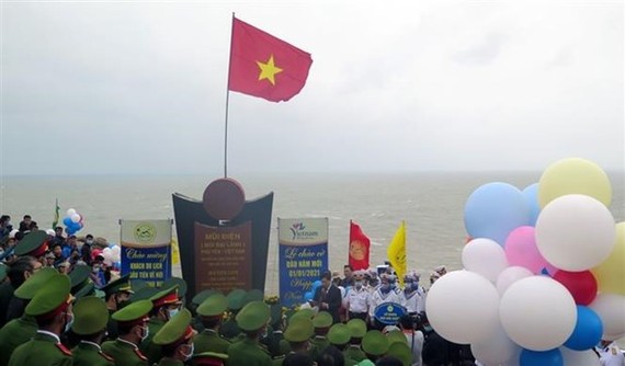 The New Year flag-salute ceremony is held at the easternmost point of Vietnam in the south central province of Phu Yen (Photo: VNA)