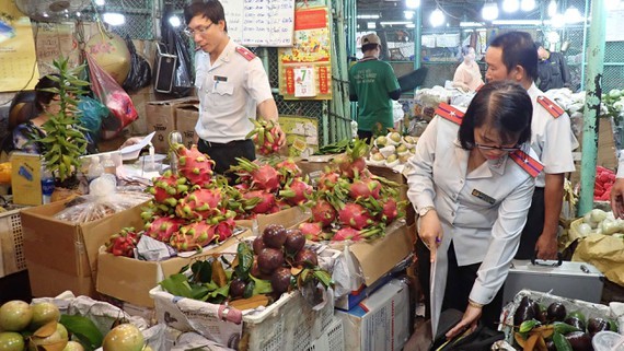 HCMC Food watchdog tightens food safety regulation (Photo: SGGP)
