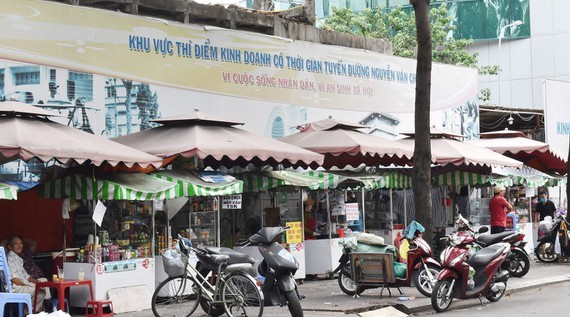 Food stalls are located in a food street in HCMC (Photo: SGGP)
