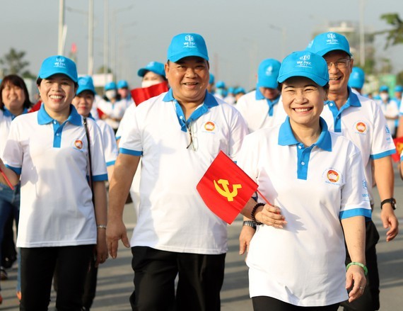 Nguyen Thi Le, Deputy Secretary of the Ho Chi Minh City Party Committee, takes part in the walk (Photo: SGGP)