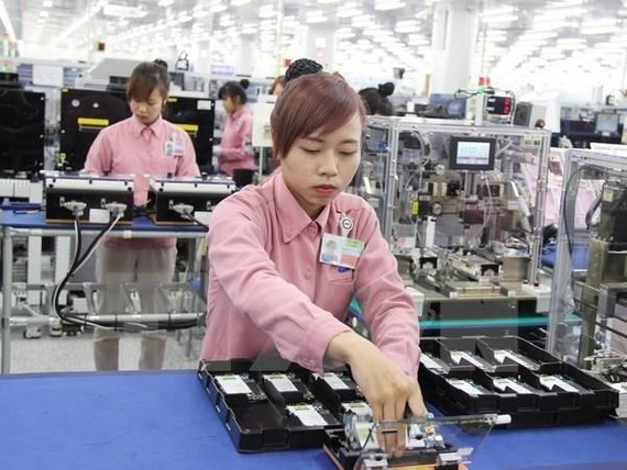 A woman works on an assembly line of smartphone inside Samsung's hi-tech complex in the northern province of Thai Nguyen. Illustrative photo. (Source: VNA)
