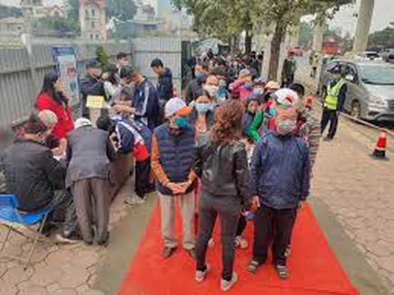 Residents in Hanoi were queuing to visit the station and the trains of Nhon-Hanoi Railway Station metro line on January 23 (Photo: SGGP)