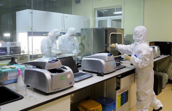 Staffs of the Center for Disease Control in Quang Ninh carry out tests through night (Photo: SGGP)