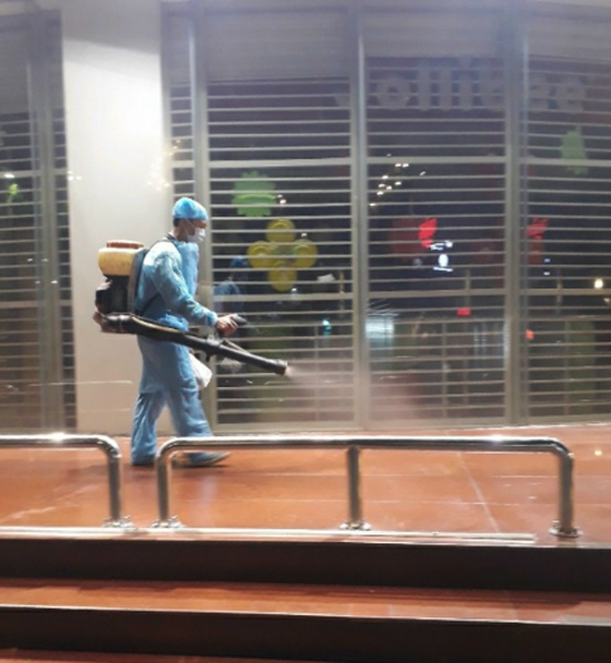 A worker is disinfecting a location near Thu Dau Mot University (Photo: SGGP)