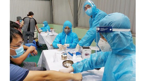 Health workers take samples for Covid-19 test (Illustrative photo: SGGP)