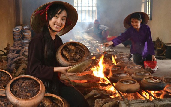 Villagers are cooking the famous braised fish (Photo: SGGP)
