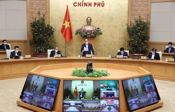 Prime Minister Nguyen Xuan Phuc (centre) speaks at the meeting on February 18 (Photo: VNA)